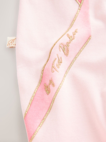 Baker by Ted Baker Пижама 'Born in 2026' в Ярко-розовый
