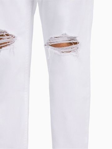 Bershka Zwężany krój Jeansy w kolorze biały