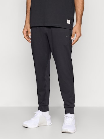 NIKE Tapered Sportsbukser 'PRMRY' i sort: forside
