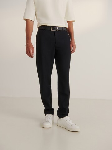 Guido Maria Kretschmer Men Regular Chino trousers 'Tristan' in Black: front