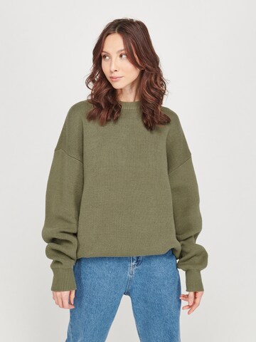 ABOUT YOU x VIAM Studio Sweater in Green: front