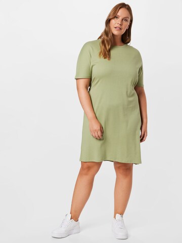 Robe NU-IN Plus en vert : devant