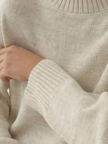 Hiccup Sweter w kolorze biały