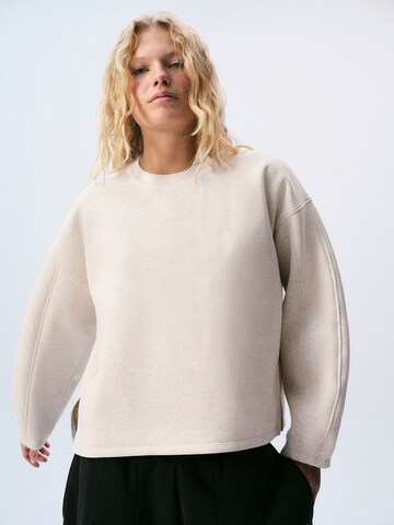 self. Set: Sweatshirt und Schal in Beige: Vorderseite