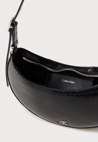 Calvin Klein Τσάντα ώμου σε μαύρο: κορυφή
