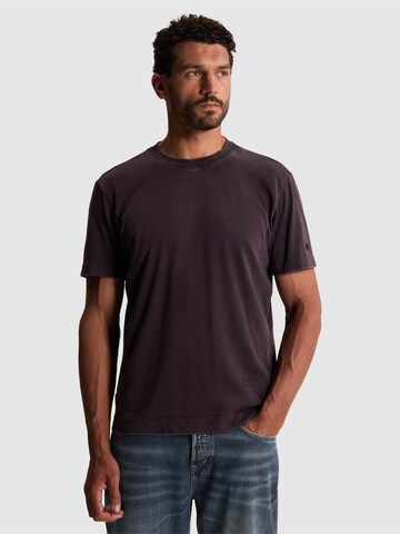 CAST IRON - Camiseta 'T-shirt with garment-dye wash and off-placed branding' en lila: frente