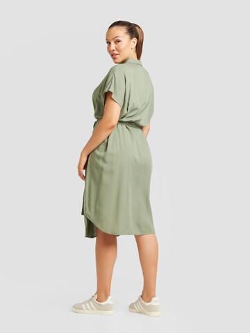 PIECES Curve - Vestido camisero 'NYA' en verde