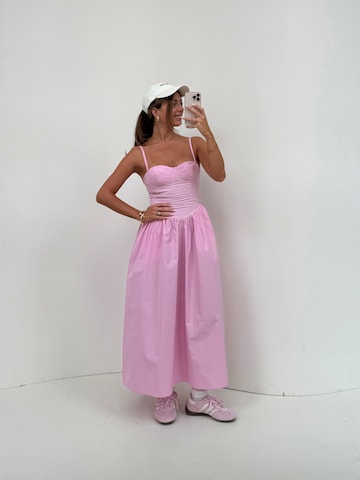 Abito di noar studios in rosa