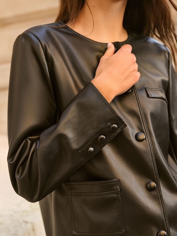 Friends Like These Between-season jacket in Black