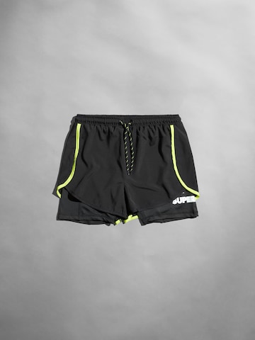 SUPERREBEL® GEAR Regular Sporthose 'INGRID' in Schwarz