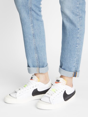 Baskets basses 'Blazer 77 Jumbo' Nike Sportswear en blanc : devant