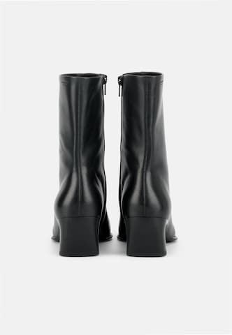 VAGABOND SHOEMAKERS Nízké kozačky 'ILONA' – černá