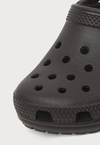 Crocs Open schoenen 'Classic' in Bruin