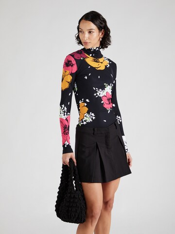 Tricou de la Moschino Jeans pe negru: față