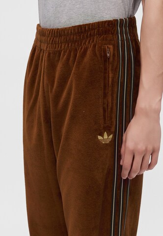 ADIDAS ORIGINALS Wide leg Byxa 'FIREBIRD' i brun: sida