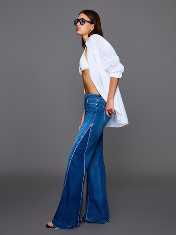 Bershka Flared Jeans in Blue