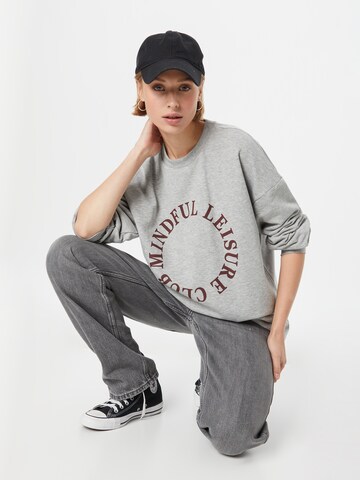 PIECES Sweatshirt 'MIND' in Grau