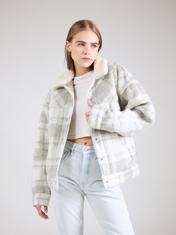 LEVI'S ® Преходно яке '90s Cozy Sherpa Trucker' в сиво: отпред