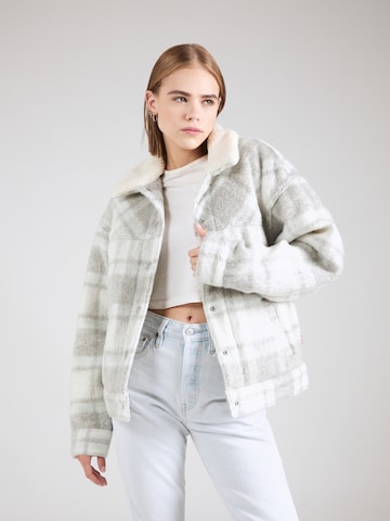 LEVI'S ® Демисезонная куртка '90s Cozy Sherpa Trucker' в Серый: спереди