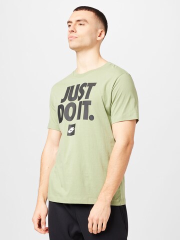 T-Shirt Nike Sportswear en vert : devant