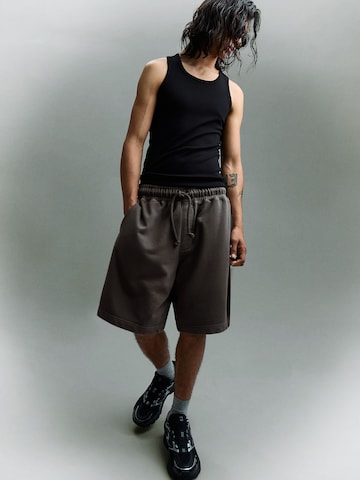 BershkaBaggy Hlače - siva boja: prednji dio