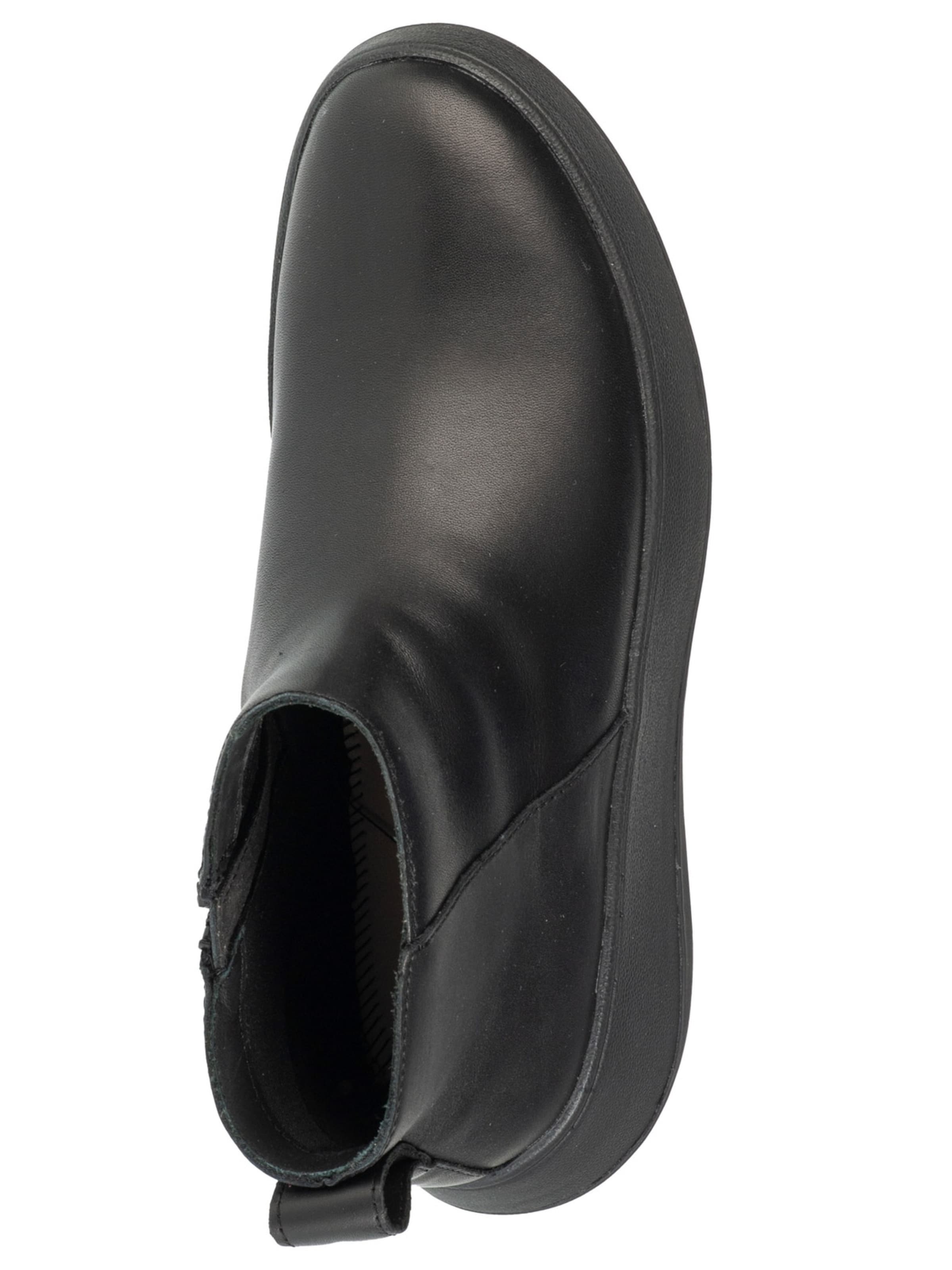 FitFlop Bootie in Black