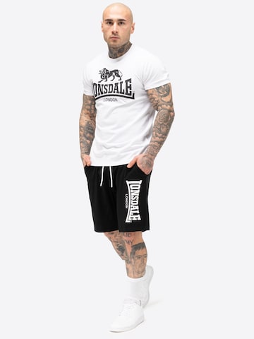LONSDALE Set 'Mair': T-Shirt und Shorts in Schwarz