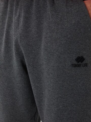 Effilé Pantalon Tommy Life en gris