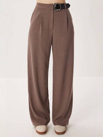 Wide leg Pantaloni di Happiness İstanbul in beige: frontale