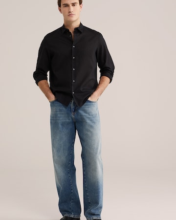 WE Fashion Regular Fit Paita värissä musta