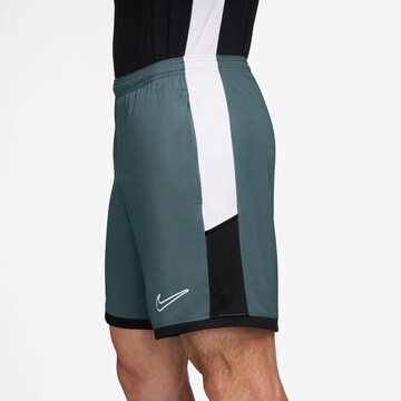 NIKE Regular Sporthose in Grün