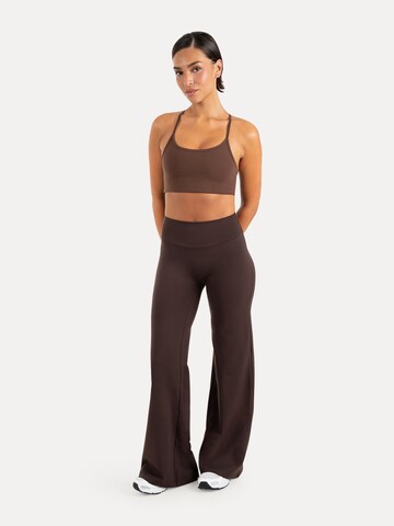 évasé Leggings ' Neola ' Smilodox en marron : devant