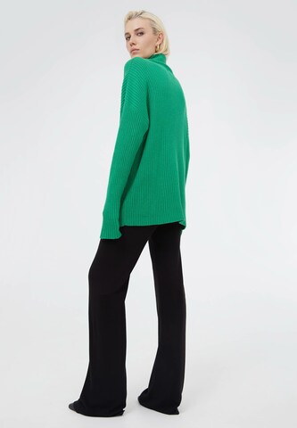 TOPTOP STUDIO Sweatshirt in Green