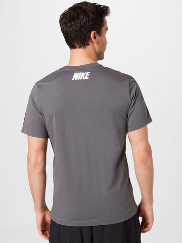 Tricou 'Repeat' de la Nike Sportswear pe gri