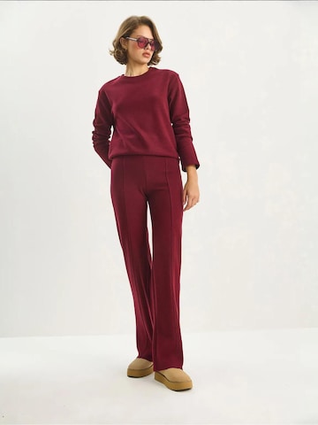Completo pantalone di Bianco Lucci in rosso