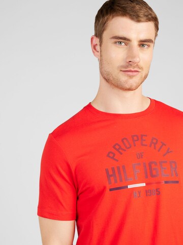 TOMMY HILFIGER Тениска в червено