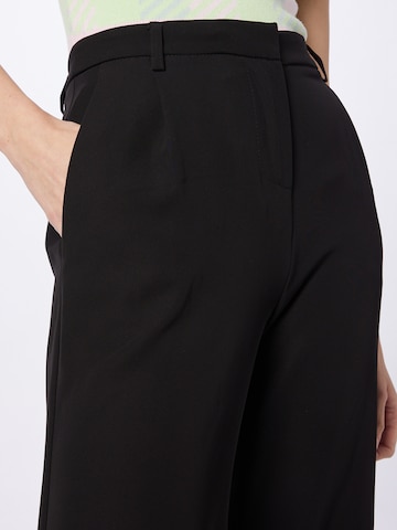 Regular Pantaloni cutați de la IMPERIAL pe negru