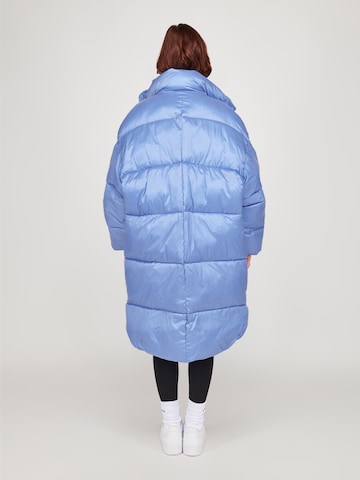 ABOUT YOU x VIAM Studio Zimní kabát – modrá: zadní strana