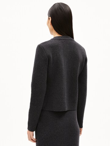 Cardigan 'Olwenaa' ARMEDANGELS en gris