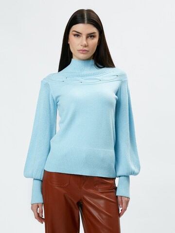 Pullover di Influencer in blu: frontale
