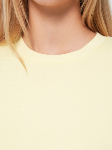 Sweat-shirt 'PCCHILLI' PIECES en jaune