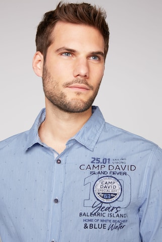 CAMP DAVID جينز مضبوط قميص بلون أزرق