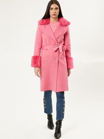 Cappotto di mezza stagione di Influencer in rosa