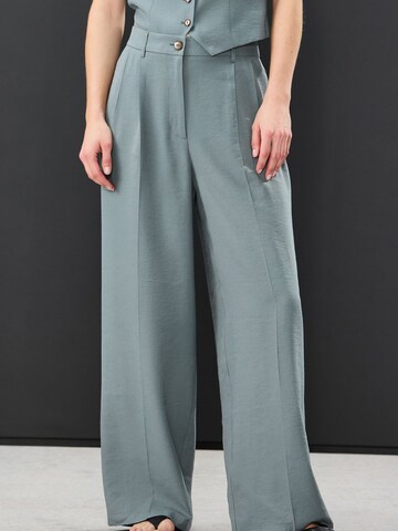 Next Широкий Брюки со складками в Серый