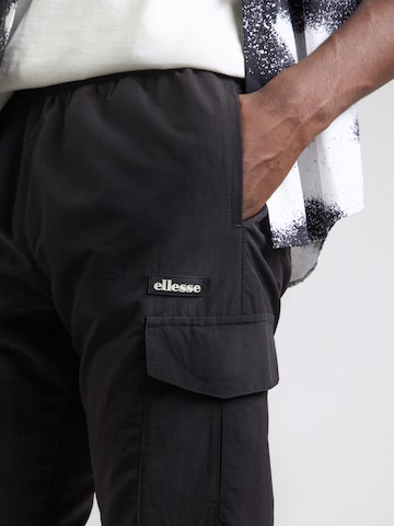 ELLESSE Tapered Cargobyxa 'Nanaimo' i svart