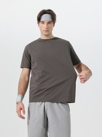YOUTHUP Performance Shirt 'Trockenbahn' in Brown
