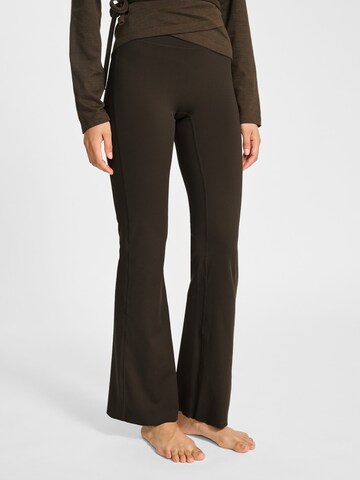 évasé Pantalon de sport Hummel en marron : devant