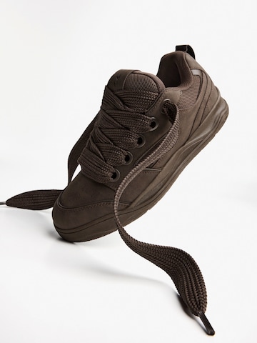 Bershka Låg sneaker i brun