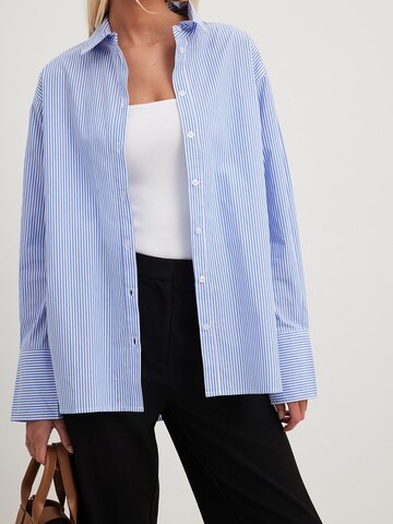 NA-KD Blouse in Blue: front