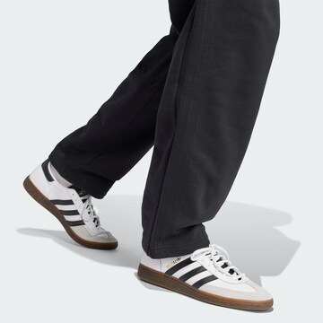 ADIDAS ORIGINALS Свободный крой Штаны 'Premium Essentials' в Черный